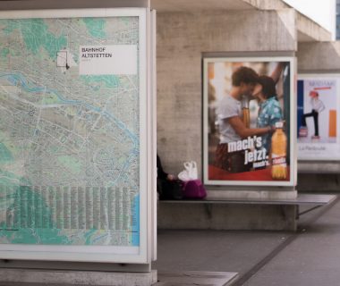 Communication dans les espaces publics : le rôle des panneaux d'affichage
