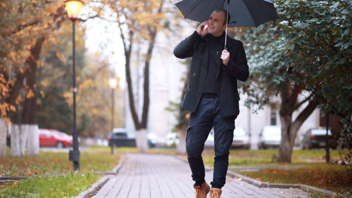 Parapluie homme : l’accessoire indispensable pour affronter la pluie avec style