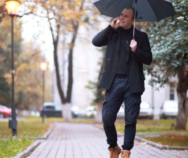 Parapluie homme : l’accessoire indispensable pour affronter la pluie avec style