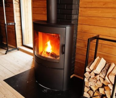 Pourquoi faire appel à un installateur qualifié est essentiel pour votre poêle ou cheminée ?